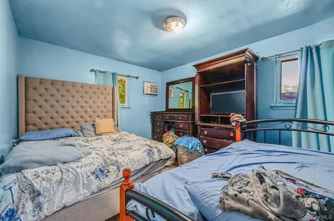 8 Willoughby Street Brentwood NY 11717
