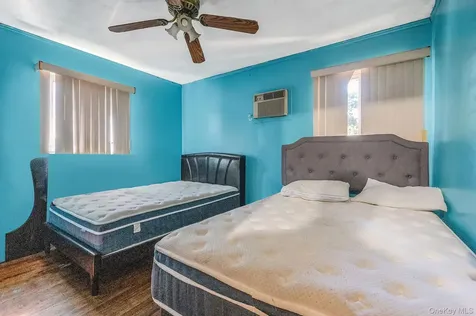 8 Willoughby Street Brentwood NY 11717