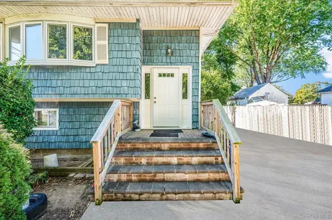 8 Willoughby Street Brentwood NY 11717