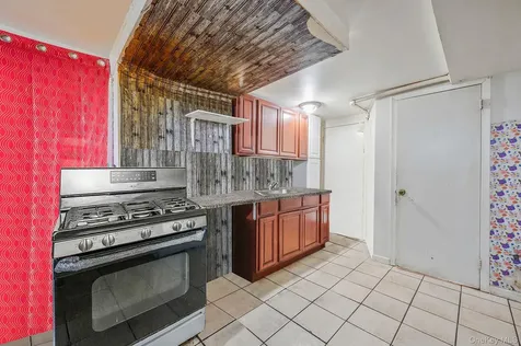 8 Willoughby Street Brentwood NY 11717