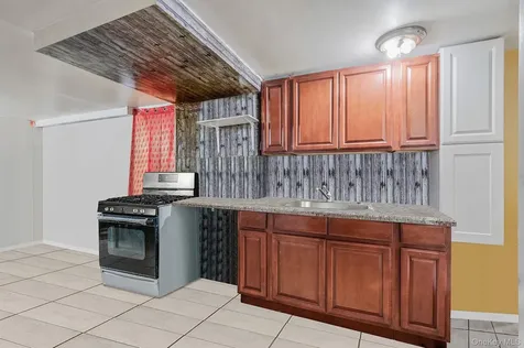 8 Willoughby Street Brentwood NY 11717