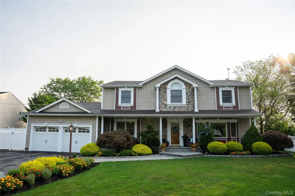 209 Blue Point Road Oakdale NY 11769