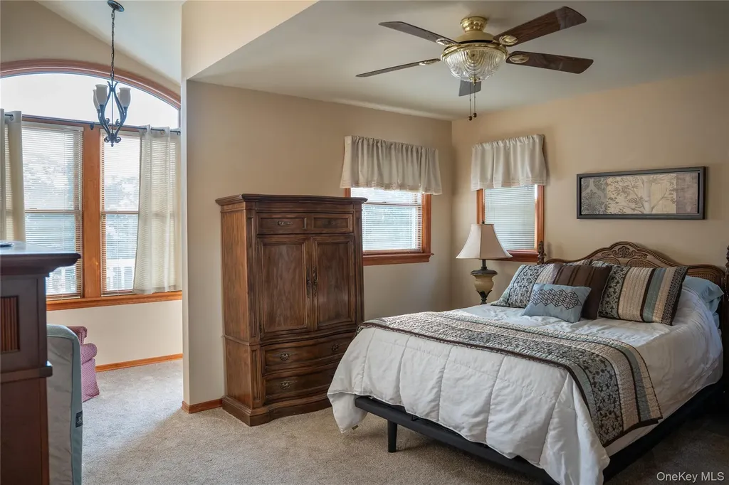 209 Blue Point Road Oakdale NY 11769