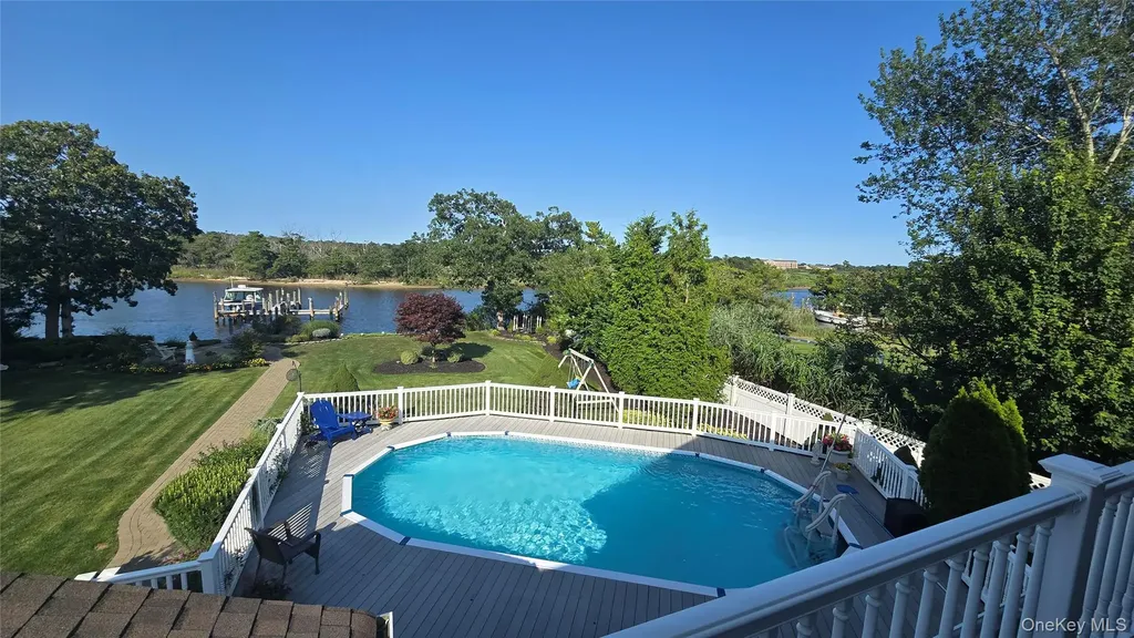 209 Blue Point Road Oakdale NY 11769