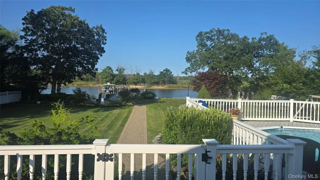 209 Blue Point Road Oakdale NY 11769