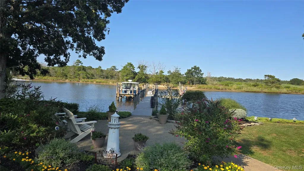 209 Blue Point Road Oakdale NY 11769