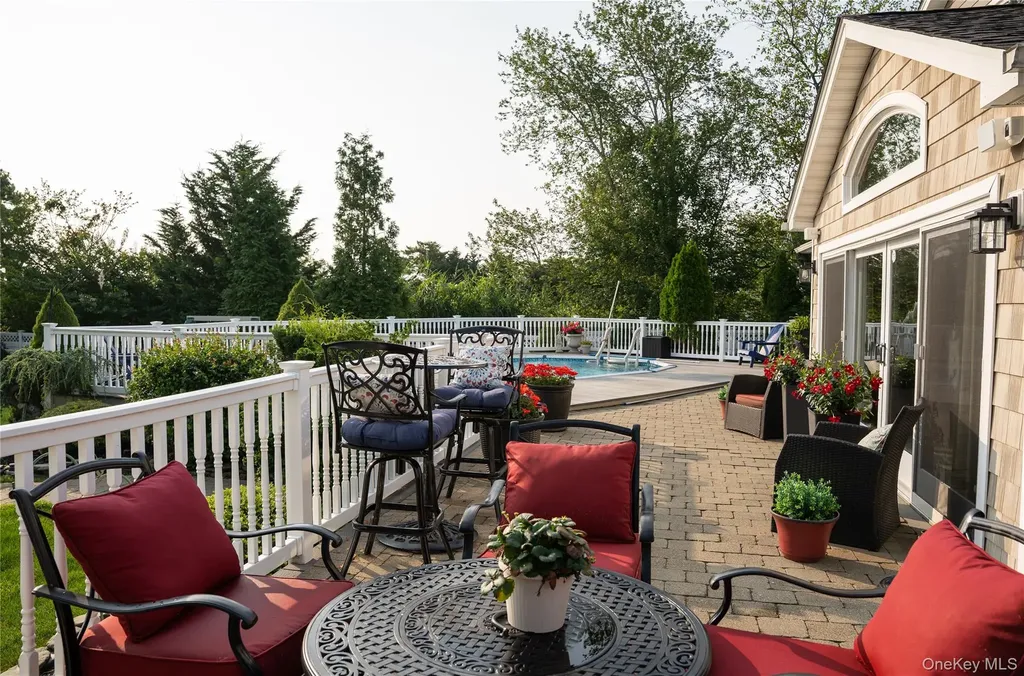 209 Blue Point Road Oakdale NY 11769
