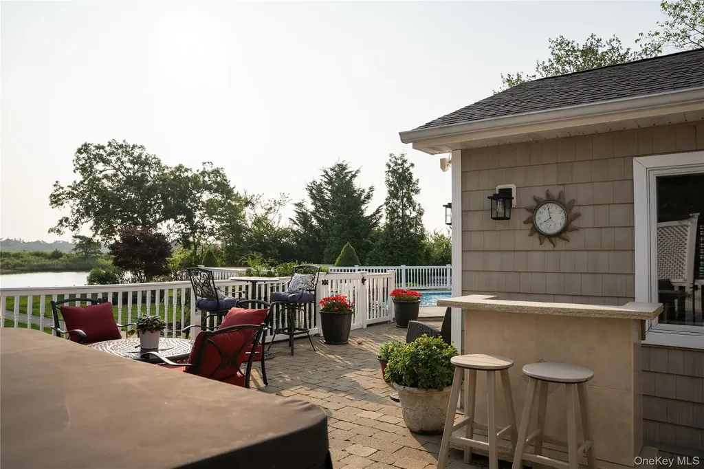 209 Blue Point Road Oakdale NY 11769