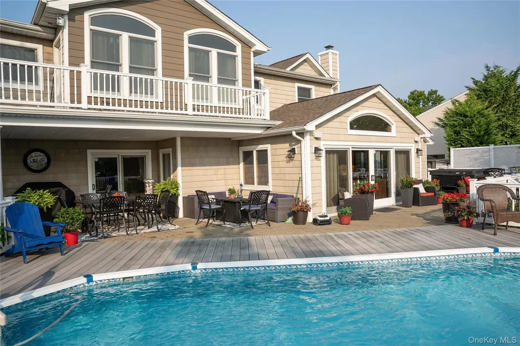 209 Blue Point Road Oakdale NY 11769
