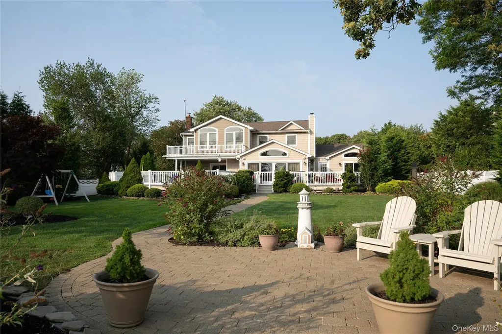 209 Blue Point Road Oakdale NY 11769