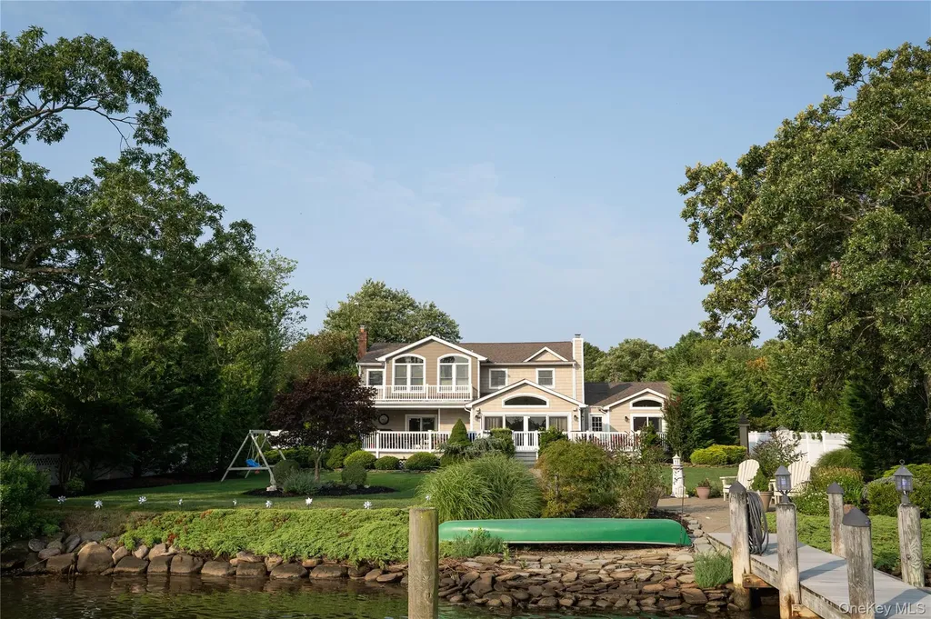 209 Blue Point Road Oakdale NY 11769