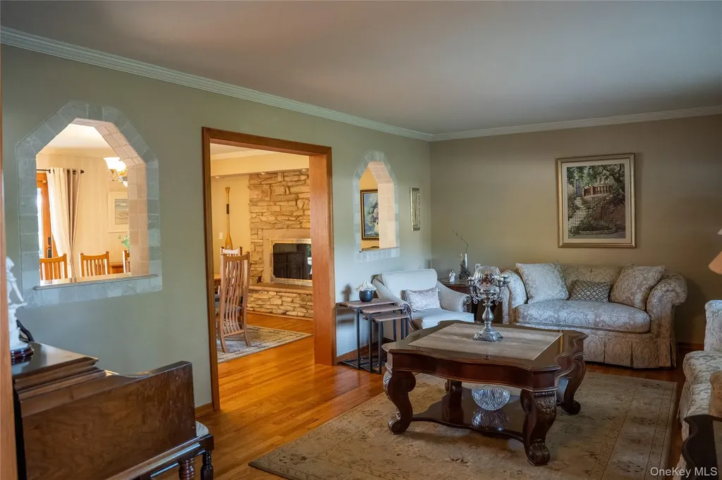 209 Blue Point Road Oakdale NY 11769