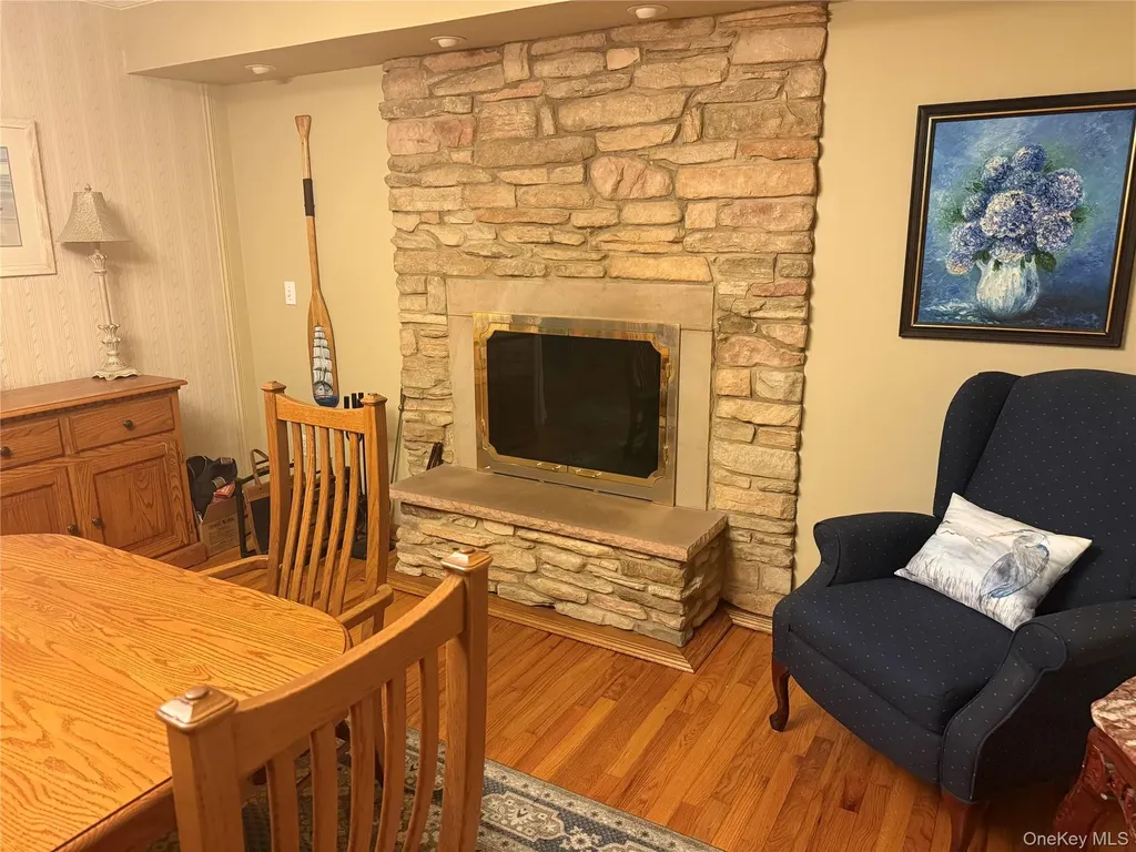 209 Blue Point Road Oakdale NY 11769