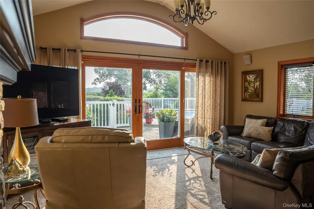 209 Blue Point Road Oakdale NY 11769