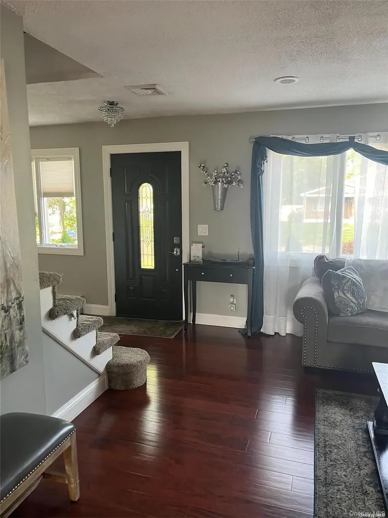 4 Wadsworth Place Smithtown NY 11787