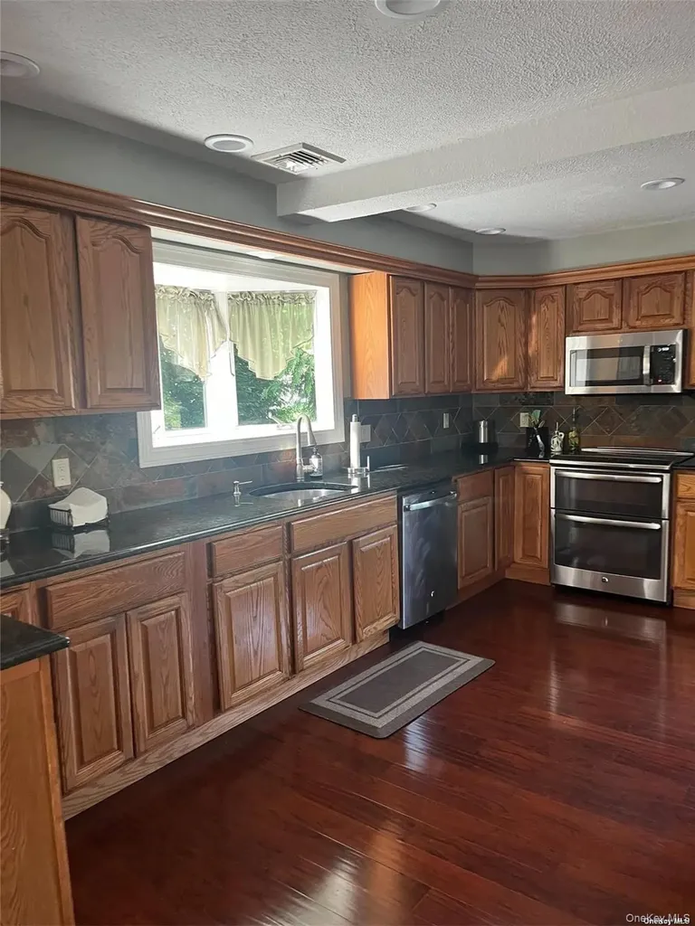 4 Wadsworth Place Smithtown NY 11787