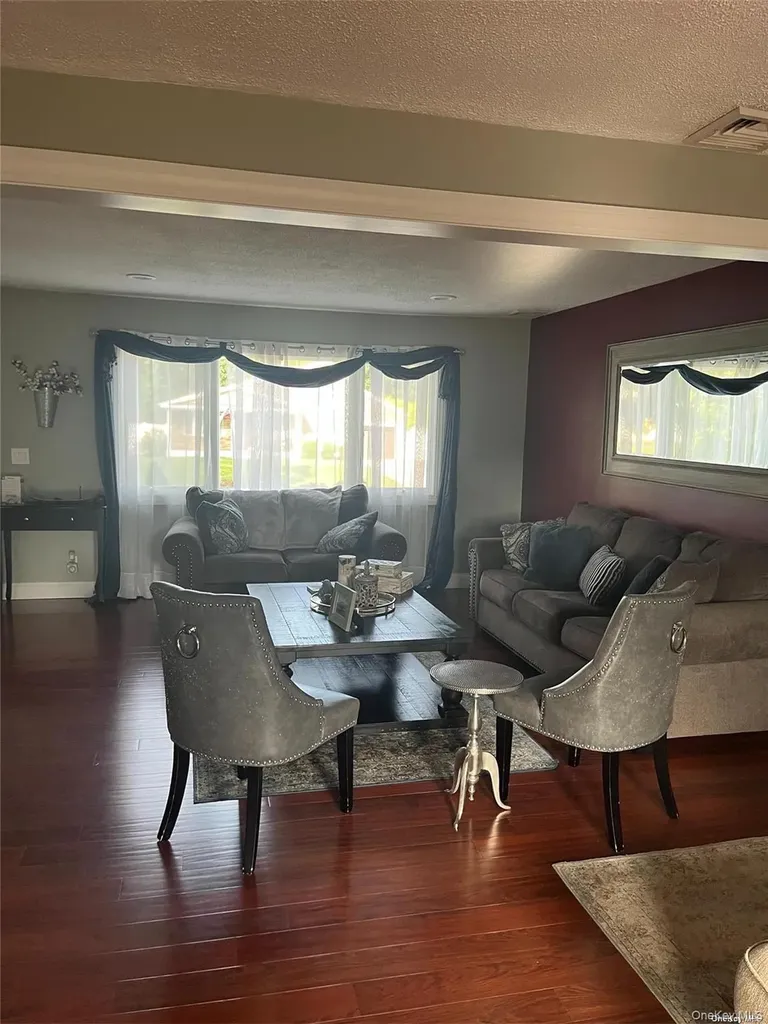 4 Wadsworth Place Smithtown NY 11787