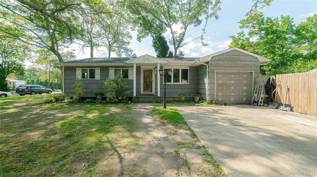 1120 Spur Drive S Bay Shore NY 11706
