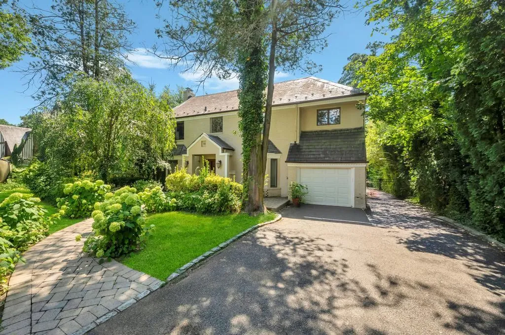 18 Parkside Drive Great Neck NY 11021