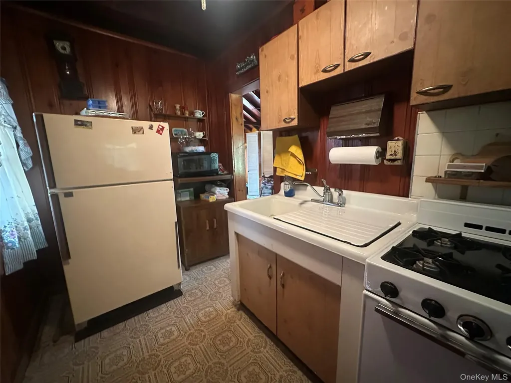 13 E Pierce Avenue Smallwood NY 12720