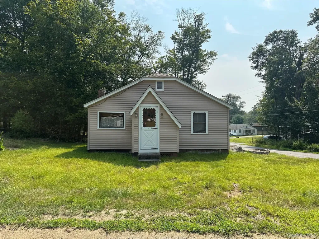 13 E Pierce Avenue Smallwood NY 12720