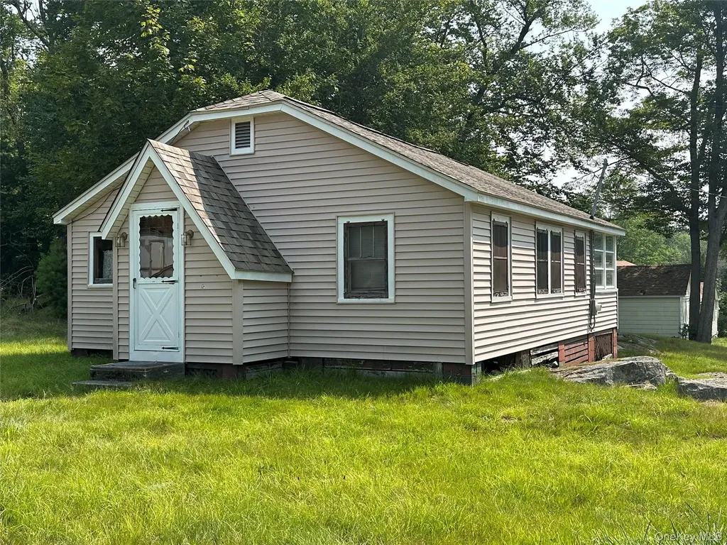 13 E Pierce Avenue Smallwood NY 12720