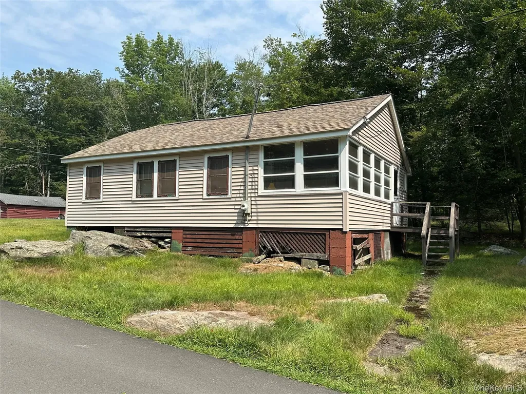 13 E Pierce Avenue Smallwood NY 12720