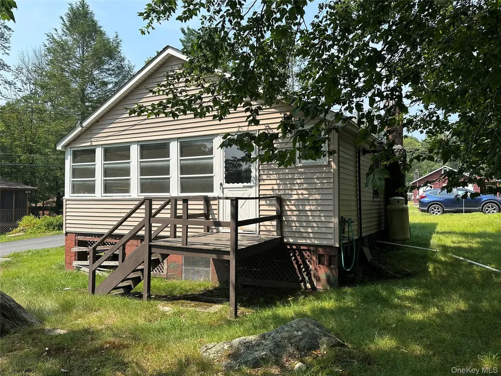 13 E Pierce Avenue Smallwood NY 12720
