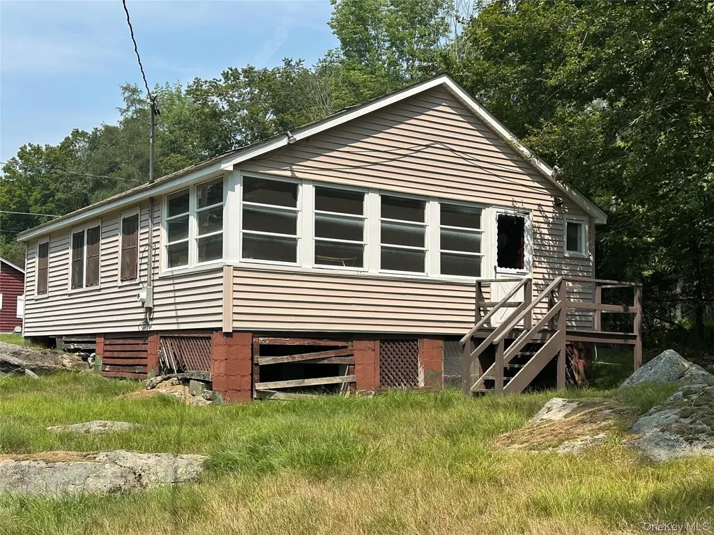 13 E Pierce Avenue Smallwood NY 12720