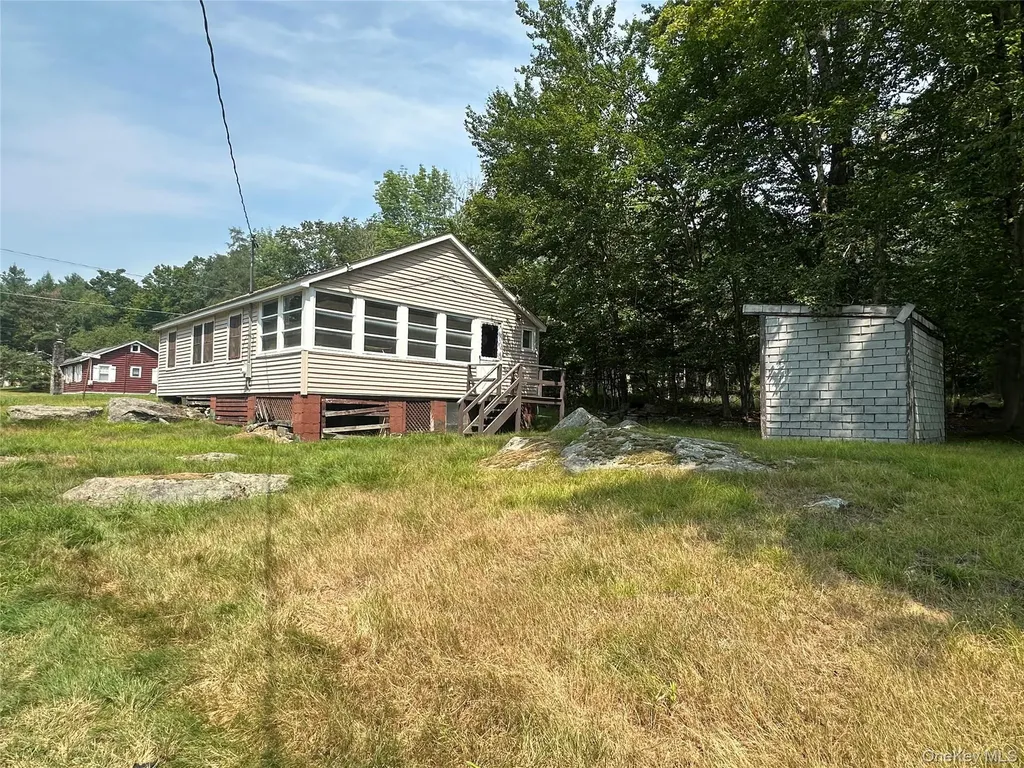 13 E Pierce Avenue Smallwood NY 12720