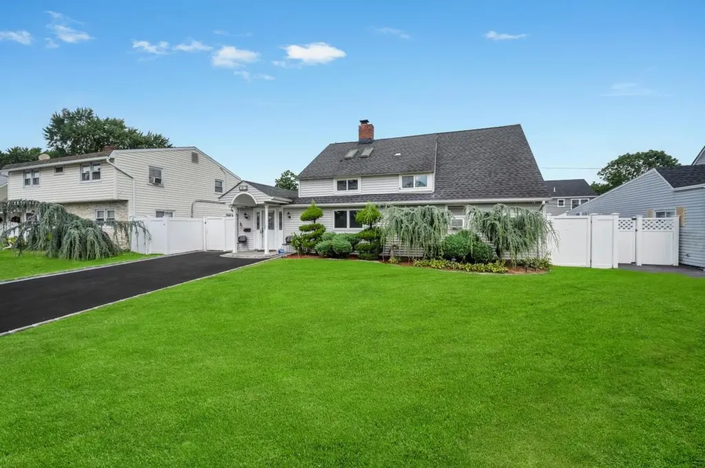 43 W Cabot Lane Westbury NY 11590