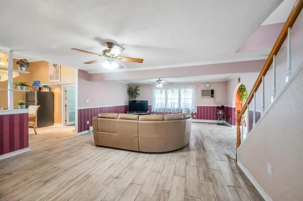 43 W Cabot Lane Westbury NY 11590