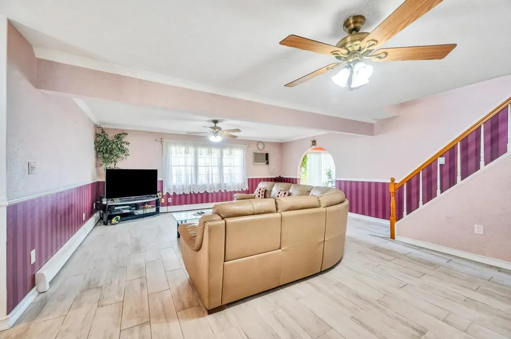 43 W Cabot Lane Westbury NY 11590