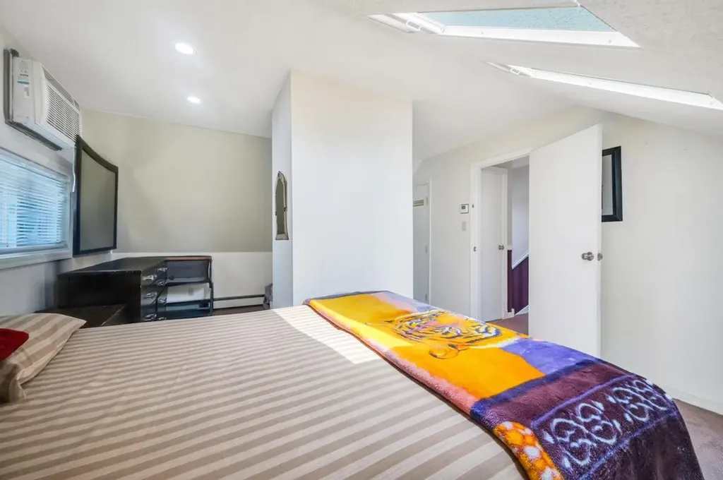 43 W Cabot Lane Westbury NY 11590