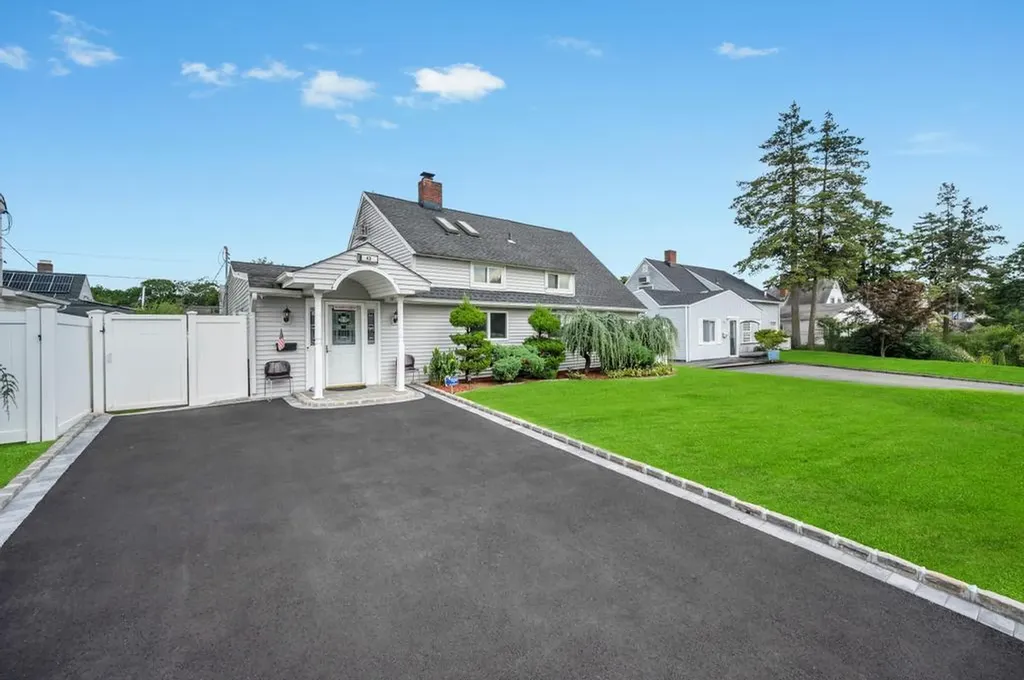 43 W Cabot Lane Westbury NY 11590