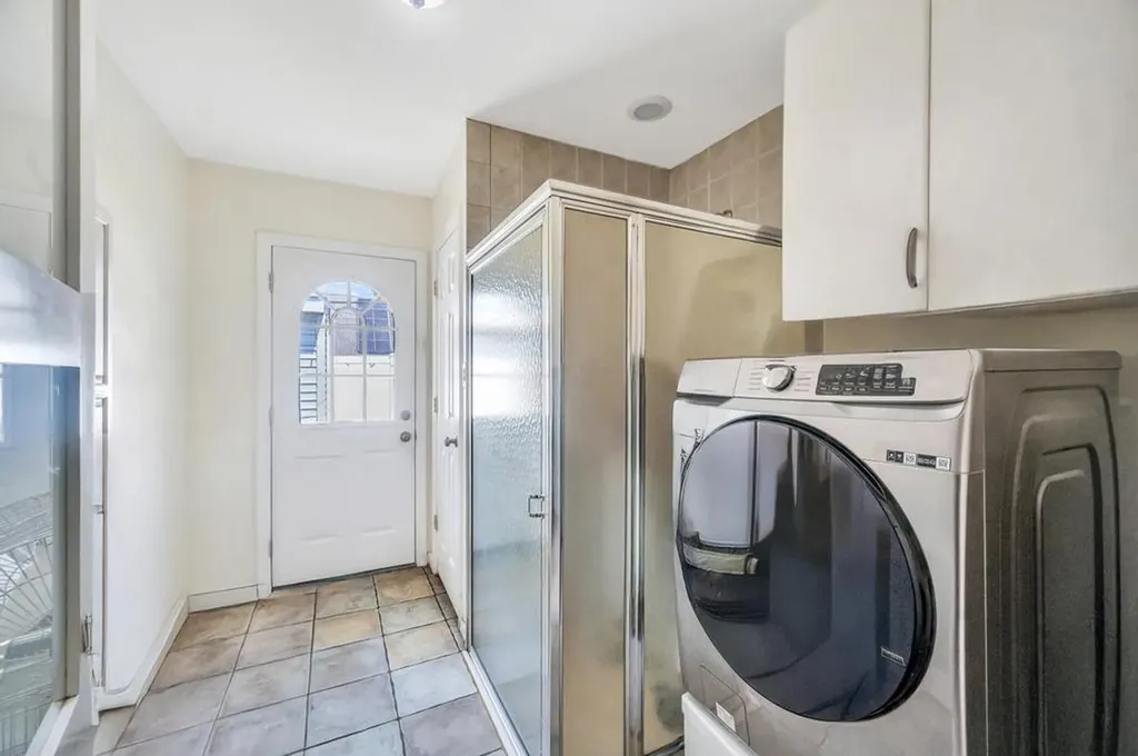 43 W Cabot Lane Westbury NY 11590