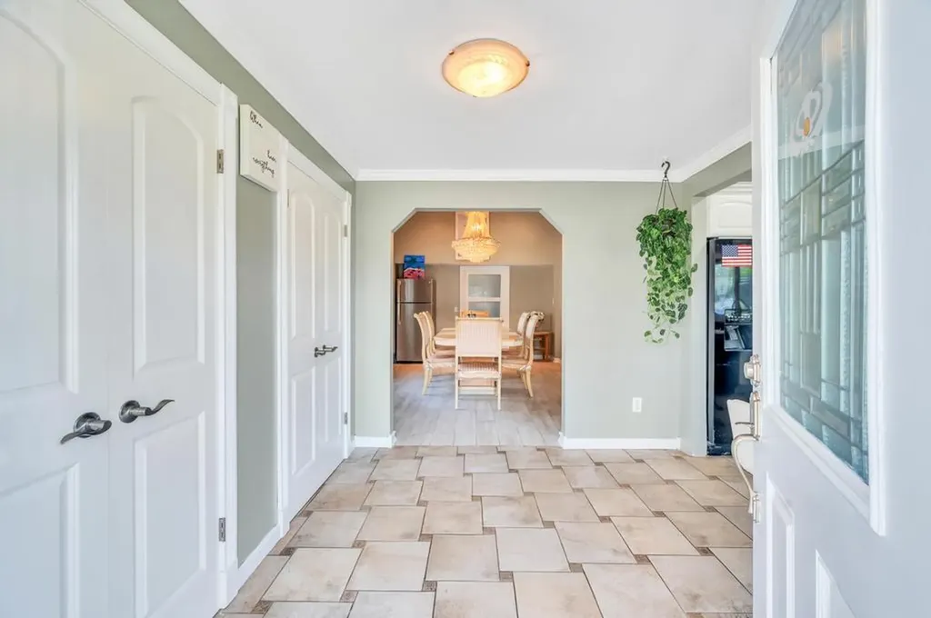 43 W Cabot Lane Westbury NY 11590