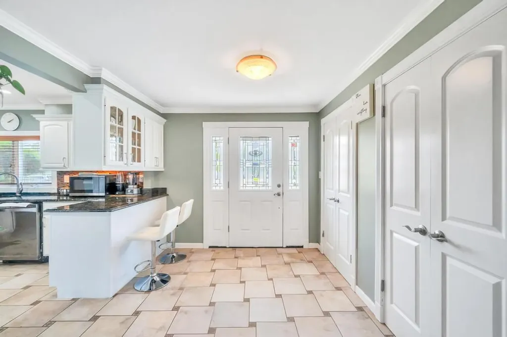 43 W Cabot Lane Westbury NY 11590