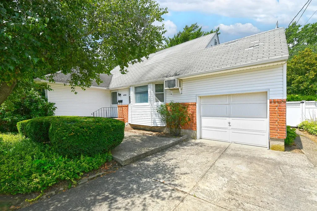 834 Orbit Lane Uniondale NY 11553