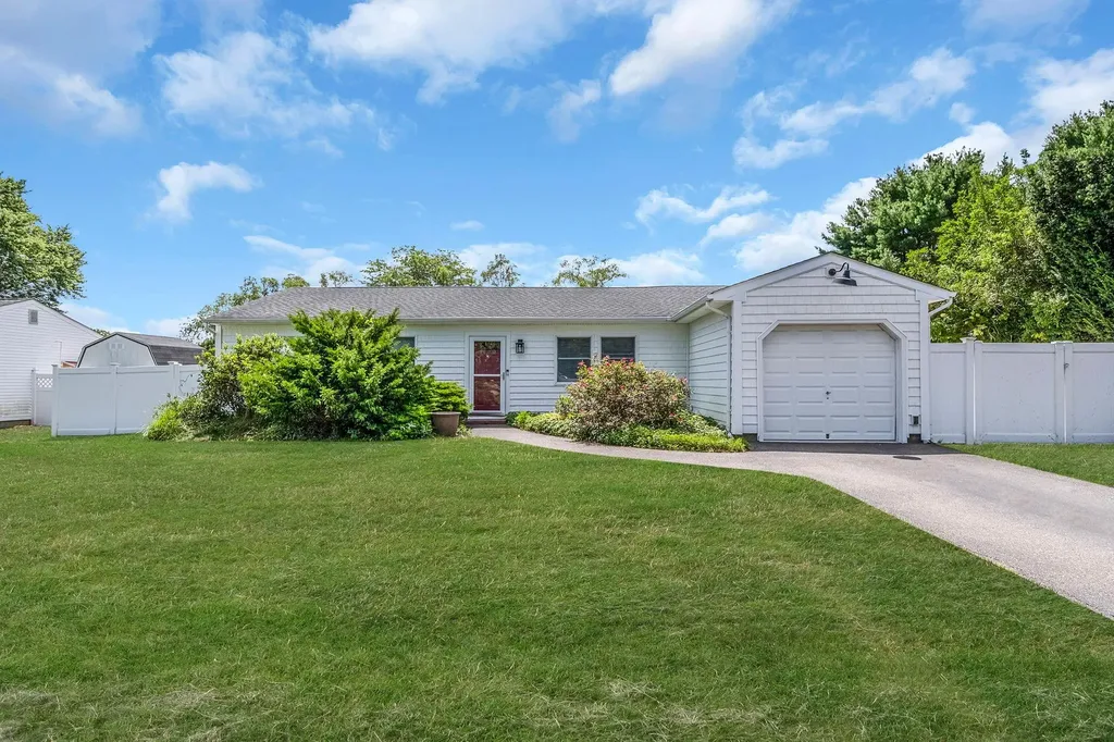 89 Rustic Avenue Medford NY 11763