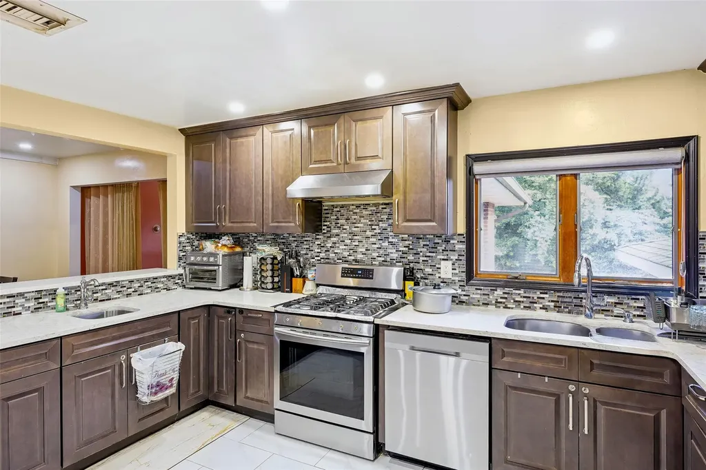 31 Morris Drive Syosset NY 11791