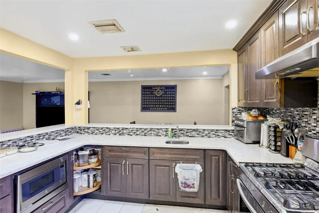 31 Morris Drive Syosset NY 11791