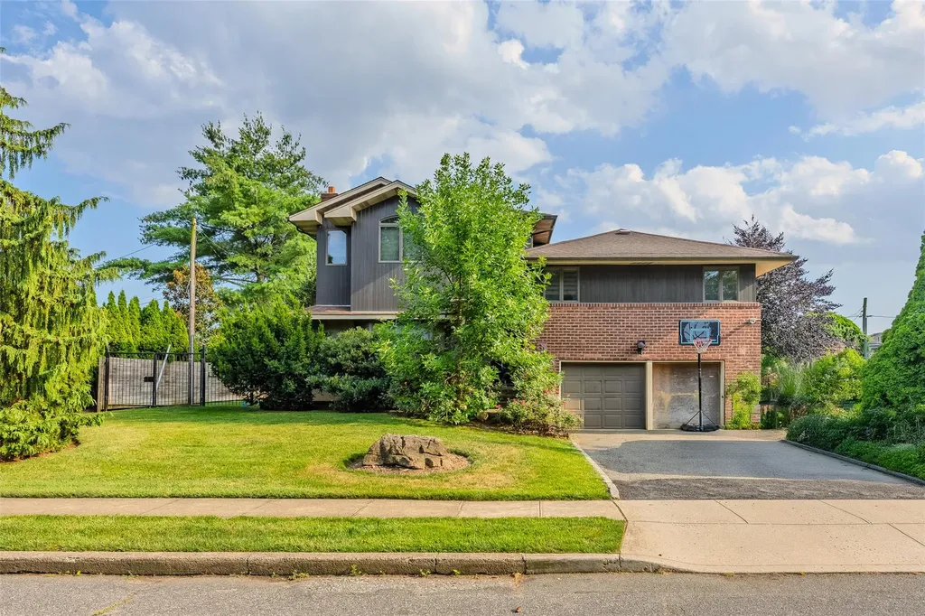 31 Morris Drive Syosset NY 11791