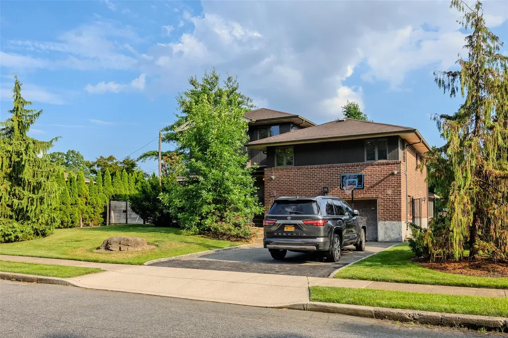 31 Morris Drive Syosset NY 11791