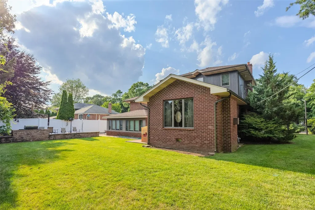 31 Morris Drive Syosset NY 11791
