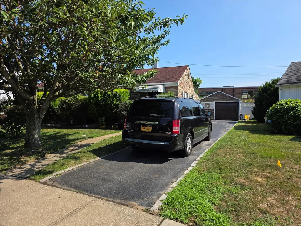 8 Reading Lane Bethpage NY 11714