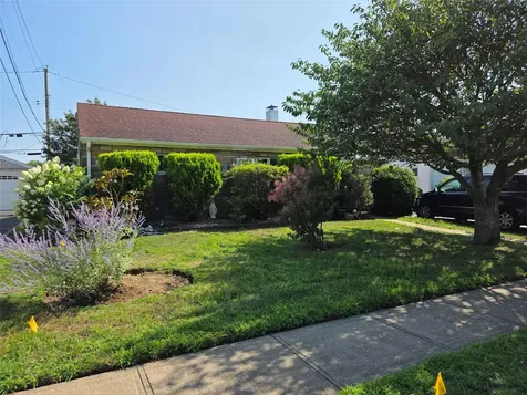 8 Reading Lane Bethpage NY 11714