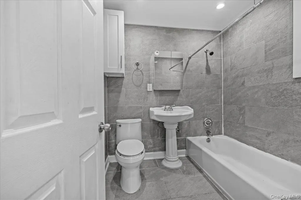 452 Howe Avenue Bronx NY 10473