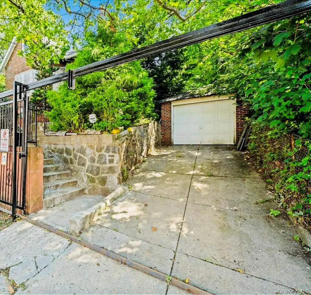 452 Howe Avenue Bronx NY 10473