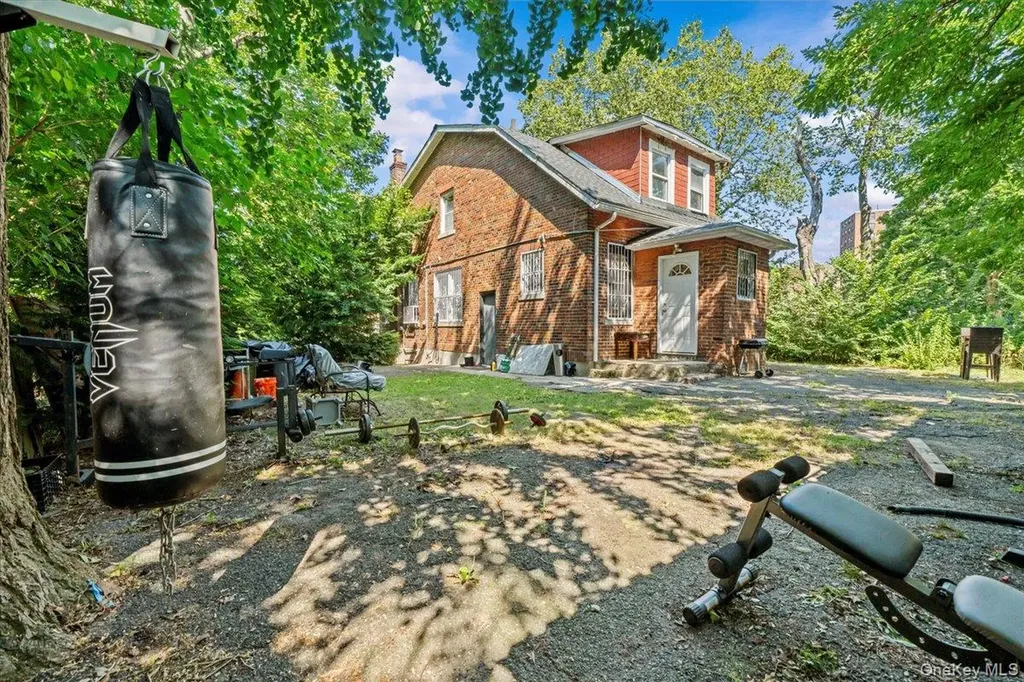 452 Howe Avenue Bronx NY 10473